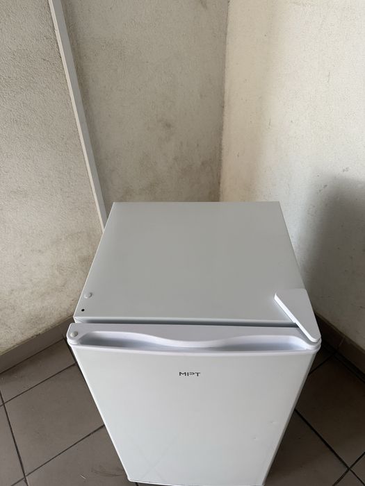 Холодильник з морозильною камерою