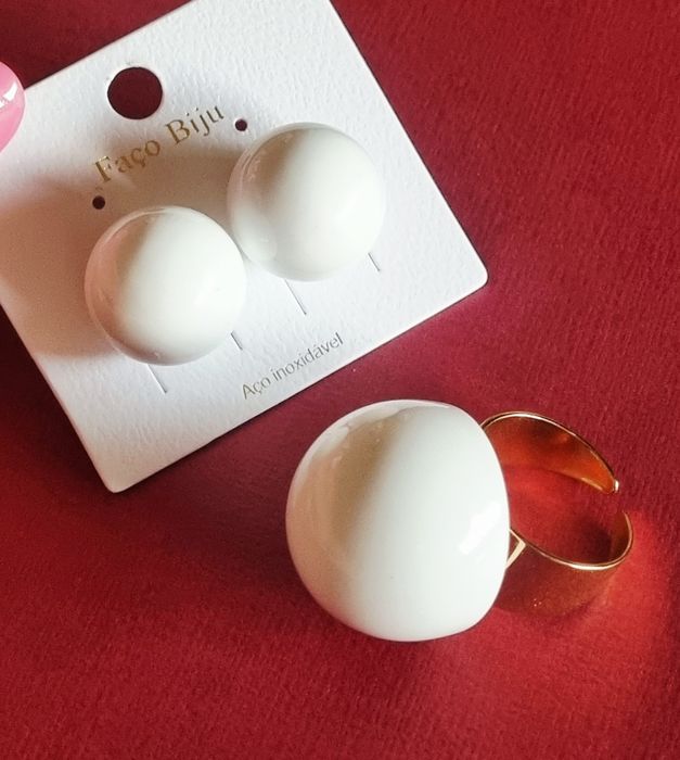 Conjunto dourado (brincos e anel), em aço, com bolas brancas em acrílico.