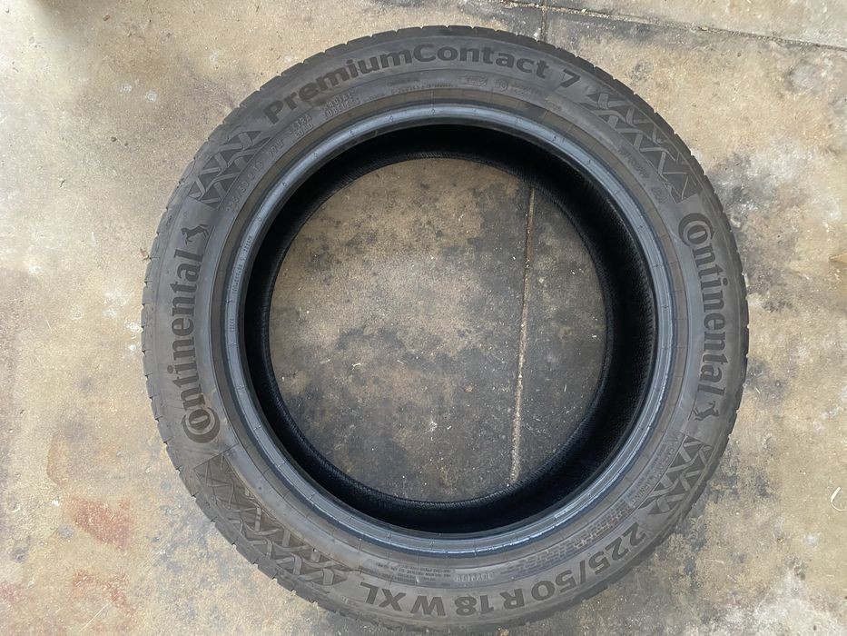 Dois pneus usados, Michelin e Continental