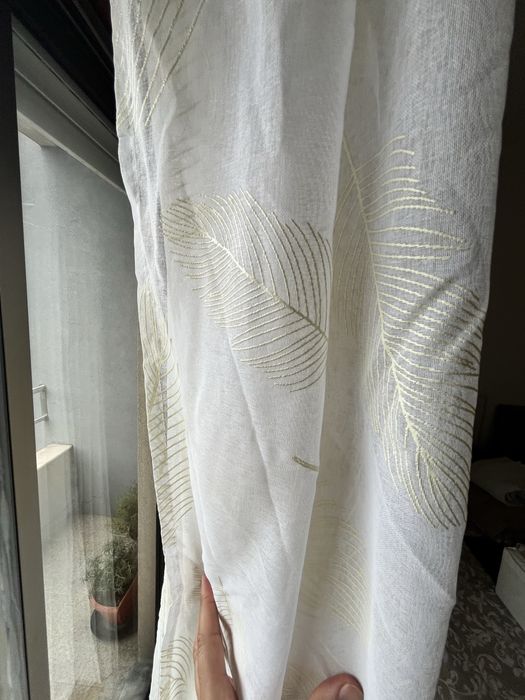 Cortinas brancas com padrão(4).