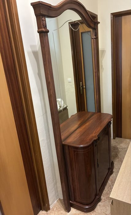 Móvel e espelho madeira escura