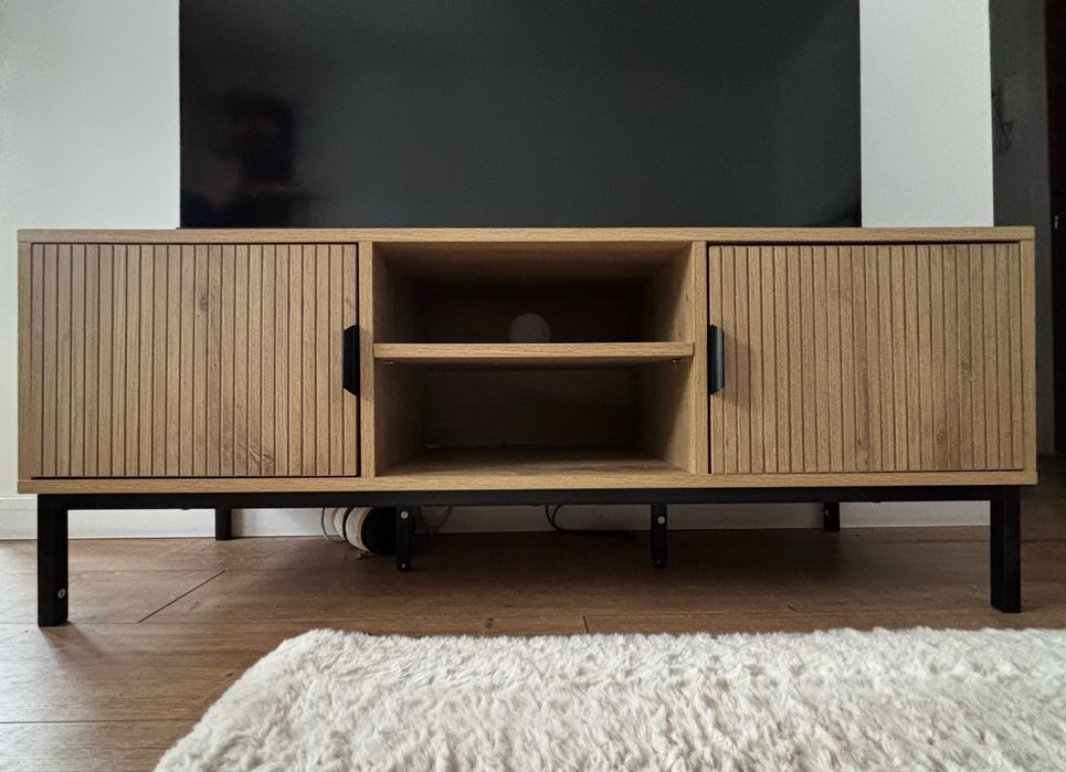 Drewniana szafka RTV z ryflowaniami pod telewizor