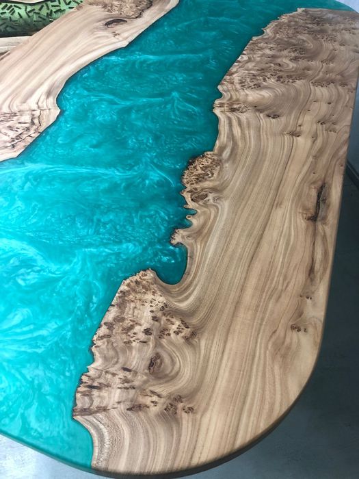 Стіл з епоксидної смоли. Меблі на замовлення.