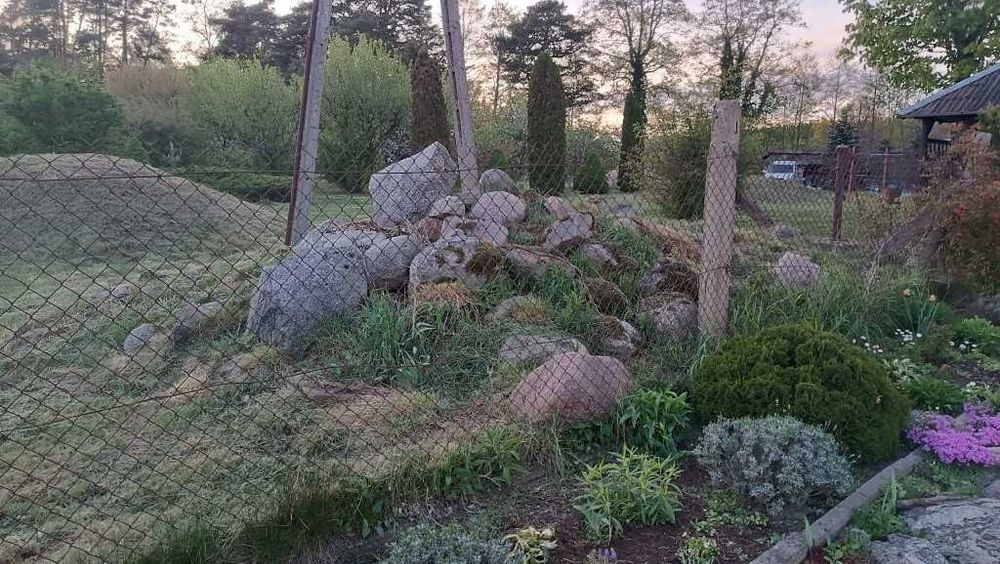 Kamienie, np. pod fundament