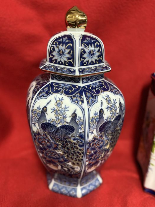 Pote em porcelana com pavoes