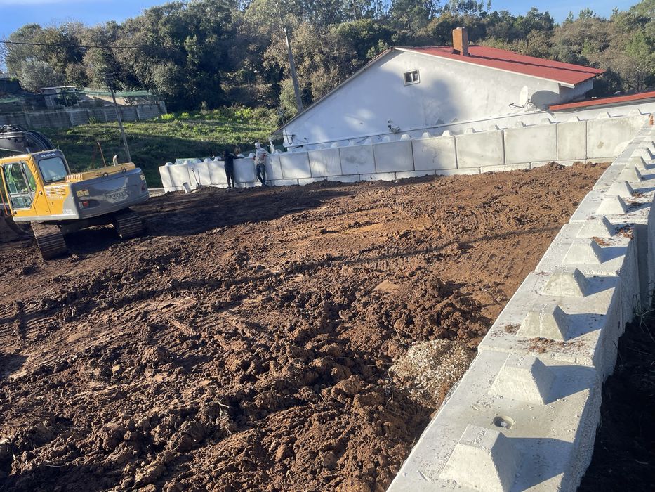 Demolições, Terraplanagem, escavações, limpezas de terreno e obras