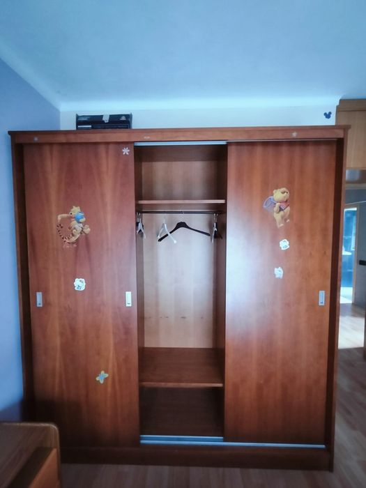 Vendo roupeiro em madeira maciça