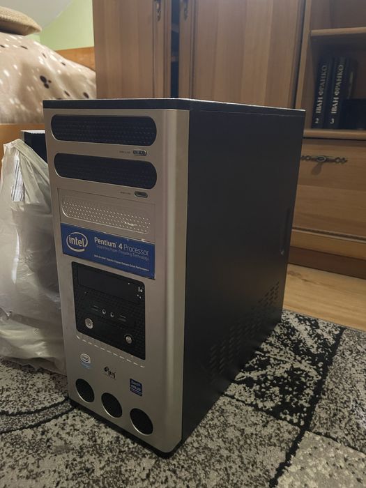 Компʼютер (системний блок + монітор + клааіатура)