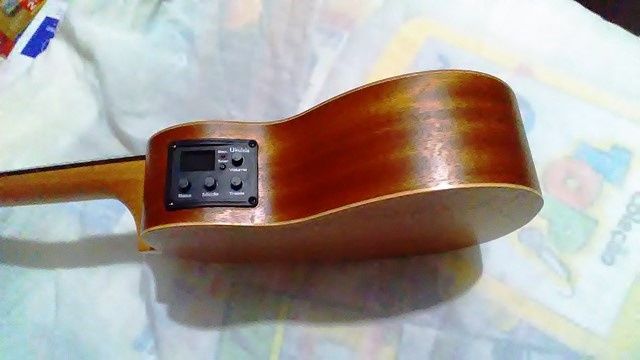 Ukulele soprano elétrico