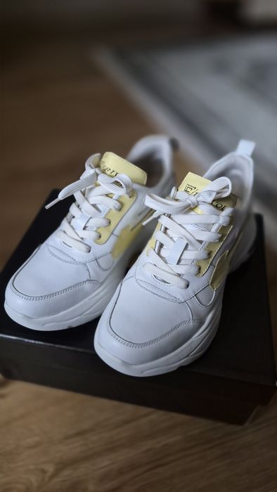 Кросівки 37 розмір білі жіночі Шкіряні