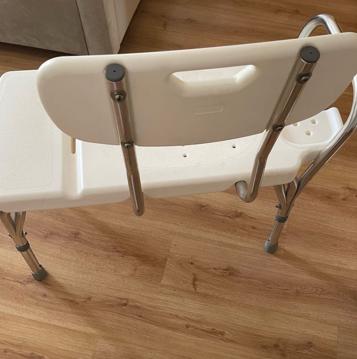 Banco para banheira com pés reguláveis