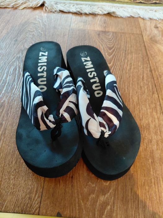 Шльопки вєтнамки жіночі