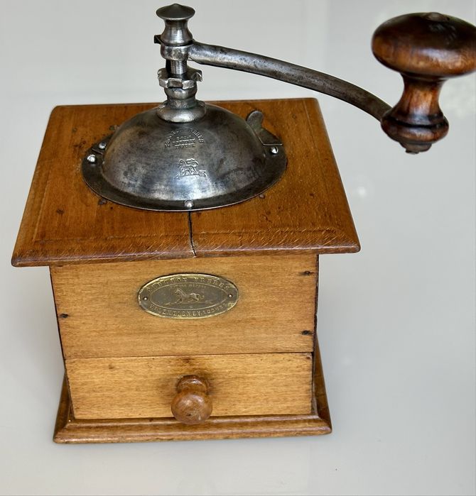 Оригинальная кофемолка от Peugeot Freres. 1890- 1910 год