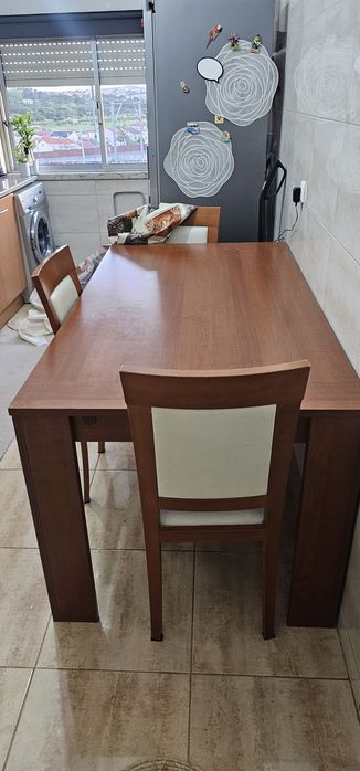 Vendo mesa com 4 cadeiras