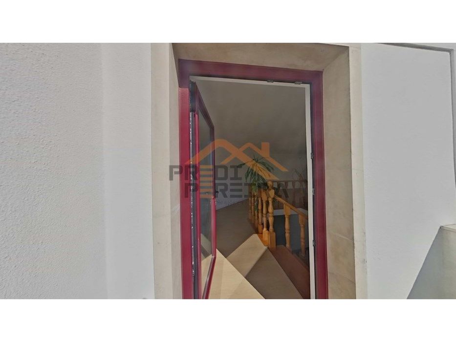 Apartamento T3 duplex remodelado, com box, situado em Casal de Cambra.