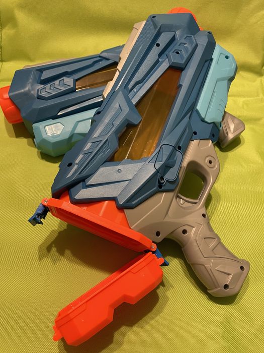 Pistolet na wodę. Wodny pistolet. Karabin. Zabawka.