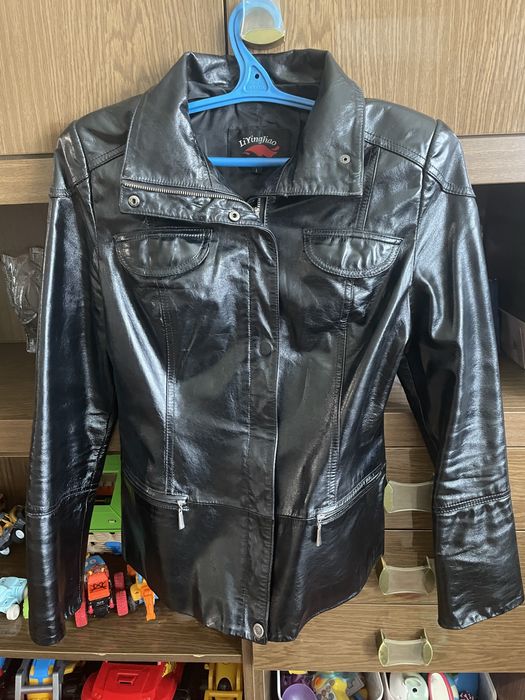 Куртка шкіряна лакова в розмірі L