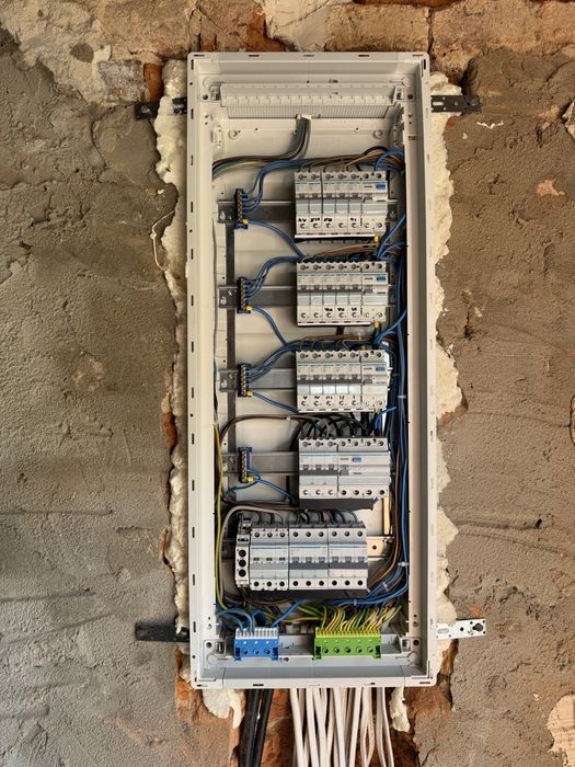 ELEKTRYK Usługi elektryczne - awarie, modernizacje, monitoring, domofony
