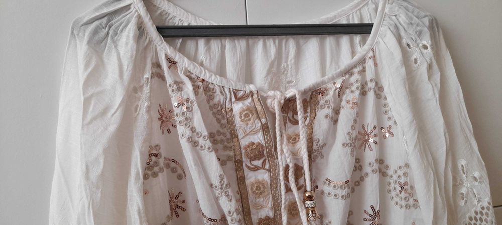 Blusa rendada com manga 3/4 evasé.  Fresca e elegante.veste M. Nova.