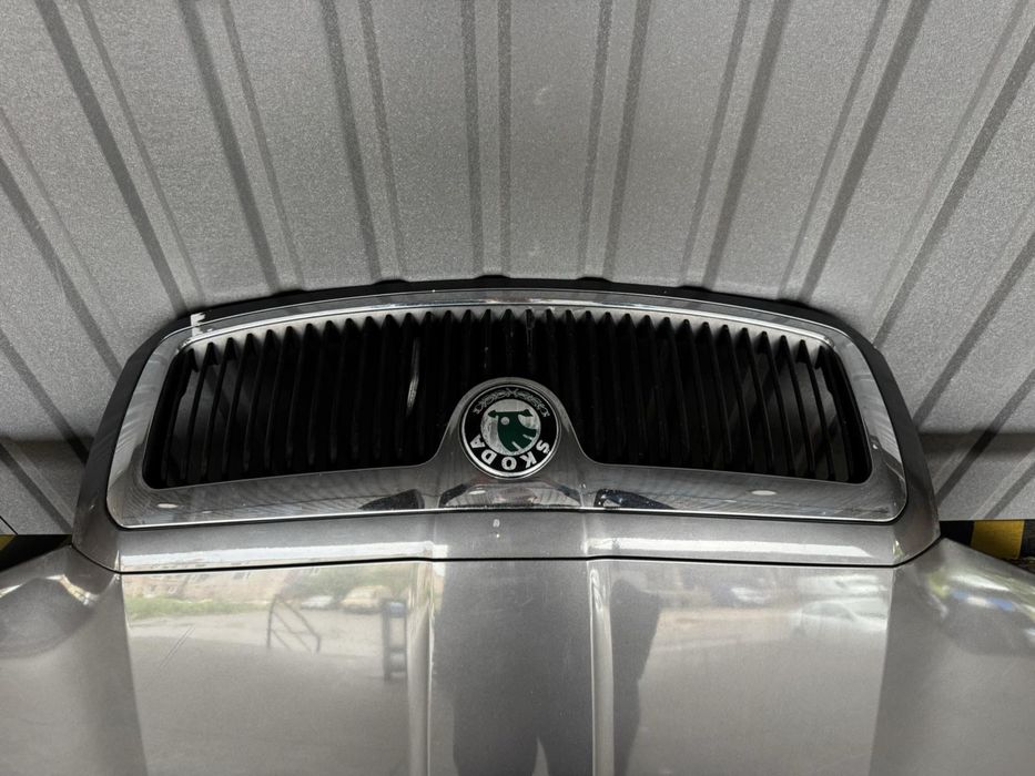 Капот решетка радиатора капота skoda superb 1 шкода суперб 1