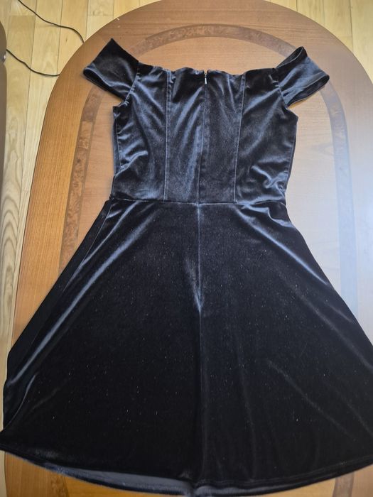 Неймовірно гарна чорна сукня з блиском.