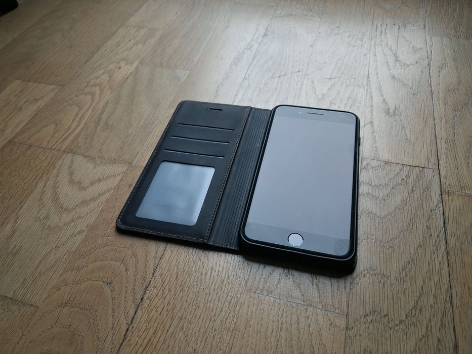 IPhone 8 Plus 64 GB + etui na dokumenty
