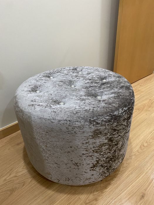 Banco em veludo cinzento