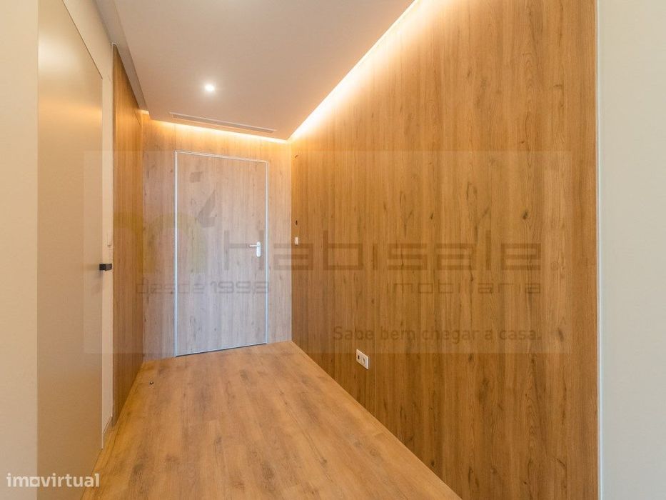 T2 com Terraço e Box em Condomínio de Luxo com Piscina, Ginásio e S...