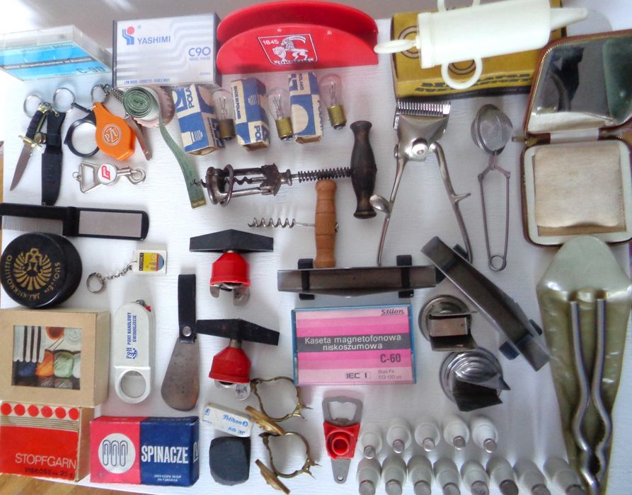 Przedmioty PRL-u korki do prądu brelok krążek hokejowy otwieracz