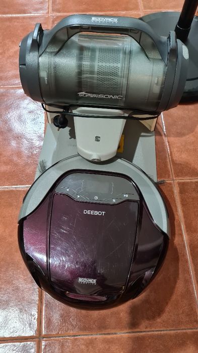 Aspirador robô Deebot Ecovacs com reservatório.