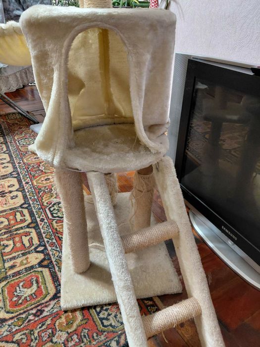 Когтеточка с домиком для котов.