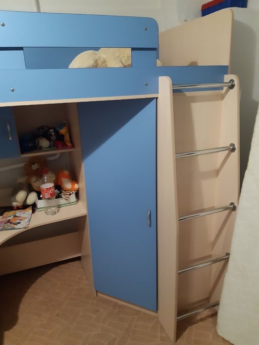 Ліжко -горище зі столом