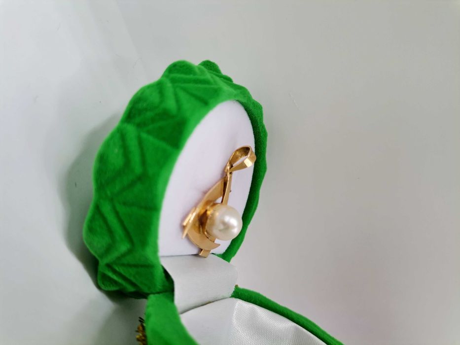 Złota zawieszka z perłą naturalną.