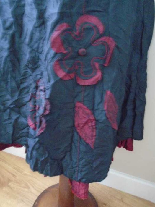 Vestido saia dupla/sobreposta, tecido enrugado