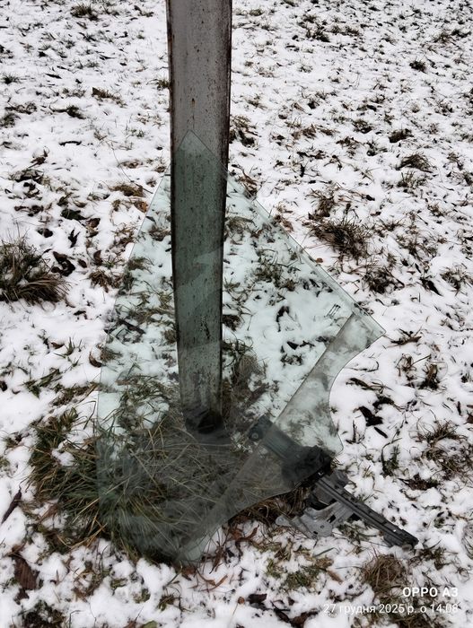 Скло дверей з електричним механізмом (ліва передня) Reno Loga2 (2019)