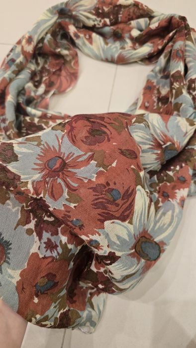 Delikatny szal w kwiaty