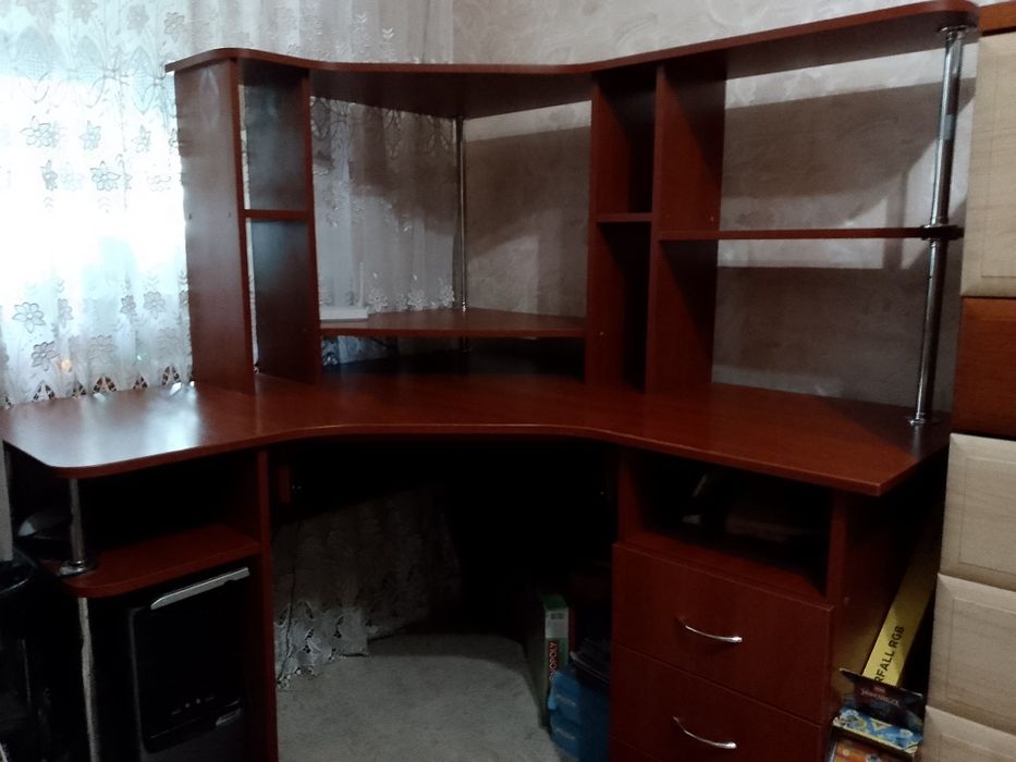 Продам стіл комп'ютерний в гарному стані за 1700 грн