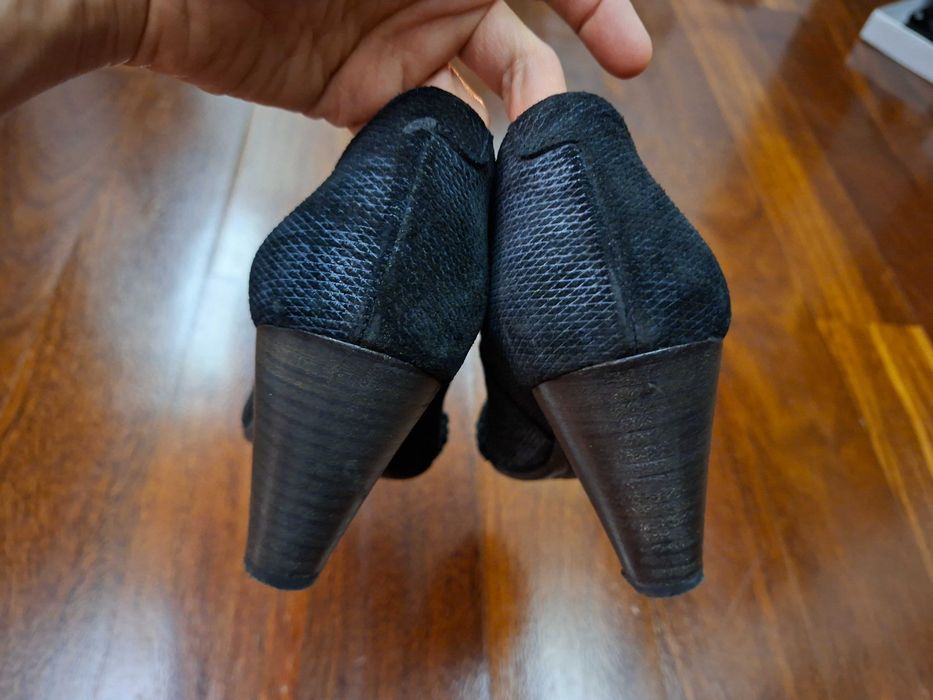 Sapatos de tacão alto em pele azul jeans e brilhante