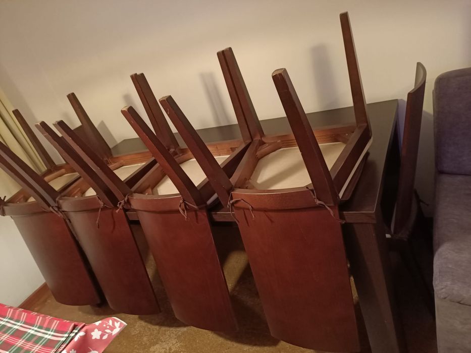 Mesa de jantar e cadeiras