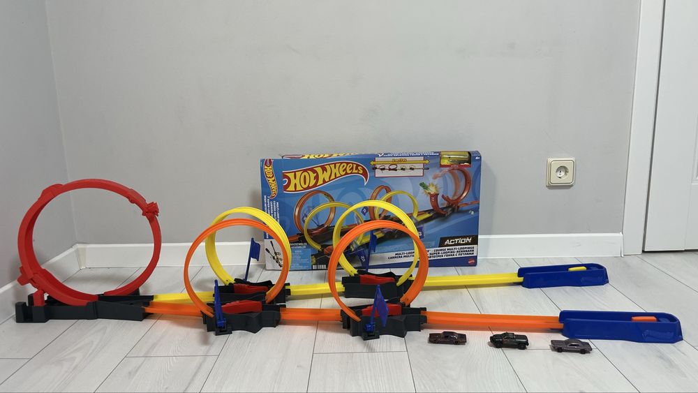 Треу  hot wheels “карколомные трюки в петля»