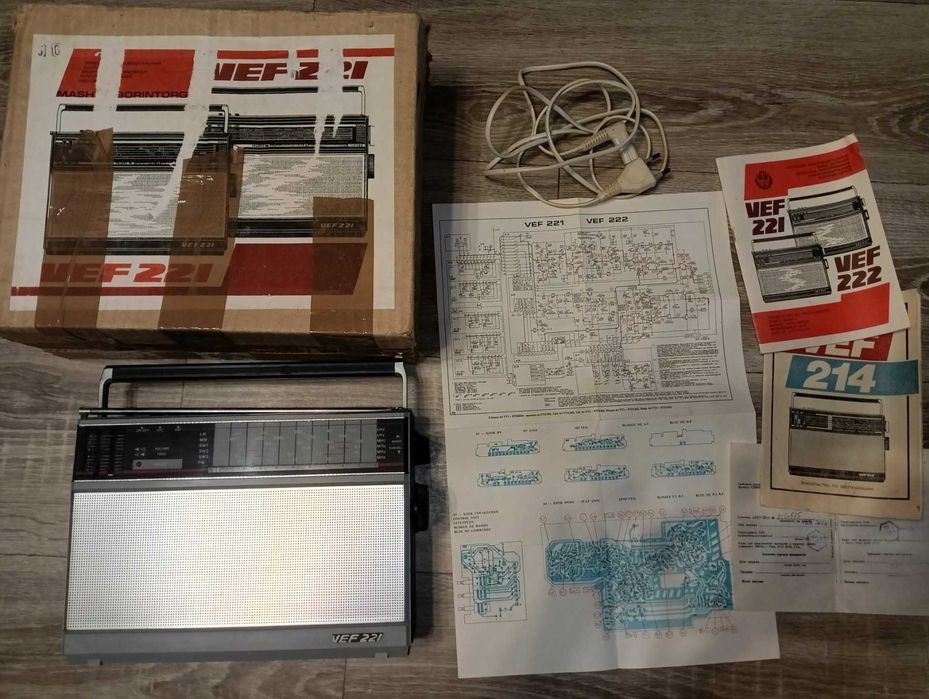 Винтажный радиоприёмник VEF 221, выпущенный Рижским ПО «ВЭФ» с 1988 г