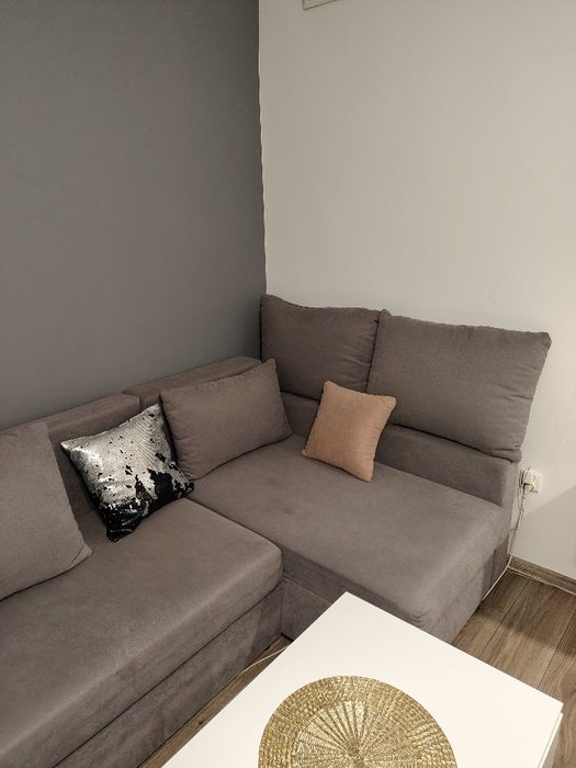 Rozkładana kanapa rogówka szara z poduszkami i schowkami