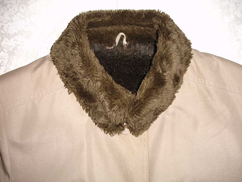 ПЛАЩ 46 р., бежевий. ЗИМОВИЙ - на штучному хутрі. Австрія, теплий.