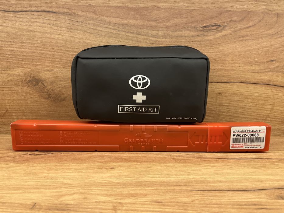 Apteczka samochodowa trójkąt ostrzegawczy Toyota- nowa!