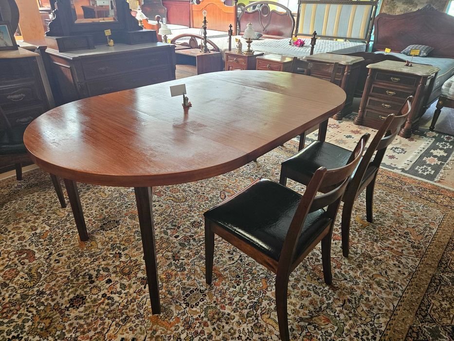 Mesa vintage - Extensivel - Muito bom estado geral - Só a mesa as cadeiras são à parte