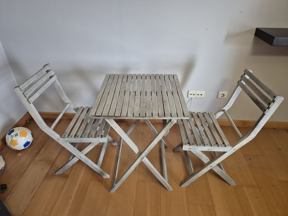 Mesa e cadeiras de jardim