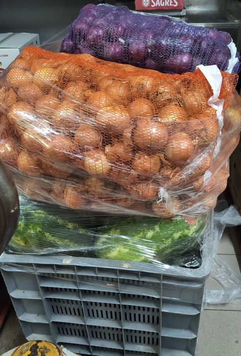 Sacas de cebolas e batatas para entregas