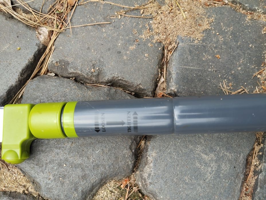 Długie teleskopowe nożyce do żywopłotu gałęzi krzaków krzewów.