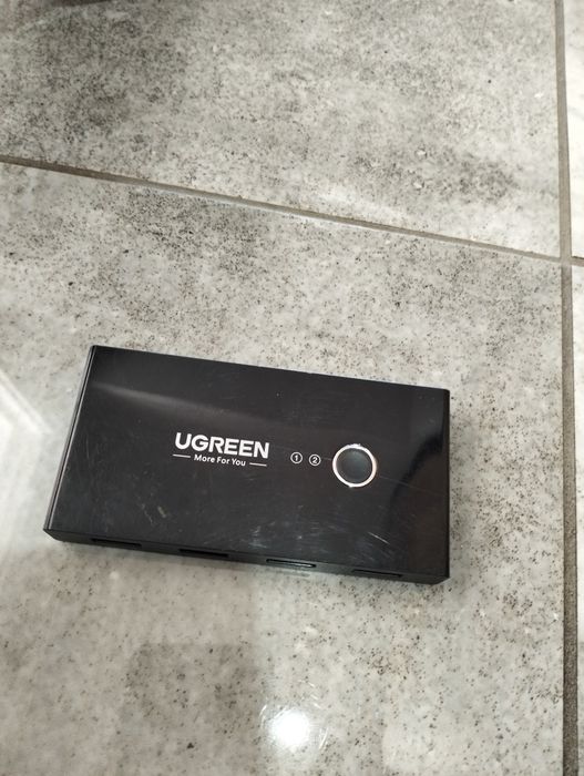 przełącznik KVM USB marki UGREEN, model 30767 l