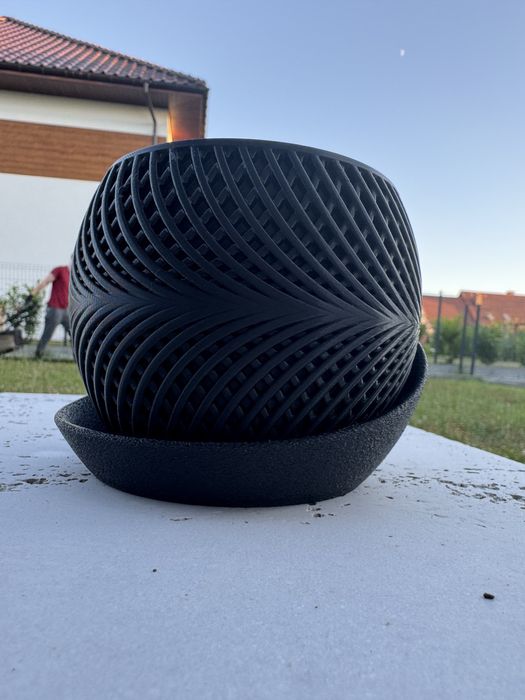 Doniczka 3D druk czarna z podstawka